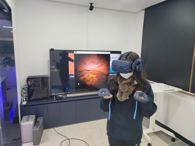 대구 계성고 학생이 VR 체험존에서 VR 기기를 활용, 물리학 실험을 하는 모습. 대구시교육청 제공