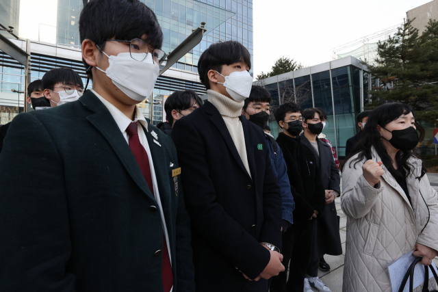출제오류 논란이 불거진 수능 생명과학Ⅱ 문항을 둘러싼 첫 법정공방이 열린 8일 오후 한국교육과정평가원을 상대로 집행정지를 신청한 수험생들이 서울 서초구 서울행정법원에서 열린 심문이 끝난 뒤 법정에서 나와 기자회견을 하고 있다. 연합뉴스