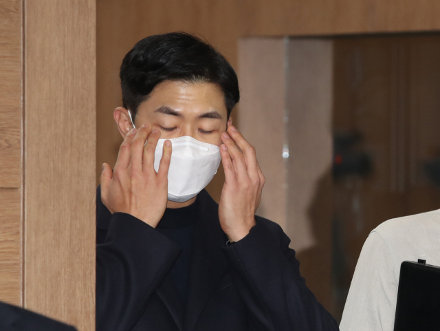 과거 발언들로 논란을 빚은 국민의힘 노재승 공동선대위원장이 9일 오후 국회 소통관에서 선대위원장직 사퇴를 밝힌 뒤 얼굴을 만지고 있다. 연합뉴스