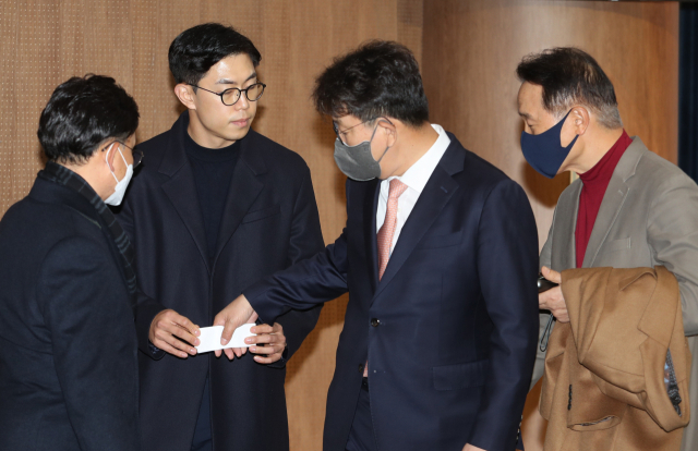 과거 발언들로 논란을 빚은 국민의힘 노재승 공동선대위원장이 9일 오후 국회 소통관에서 선대위원장직 사퇴를 밝힌 뒤 회견장을 나서고 있다. 연합뉴스