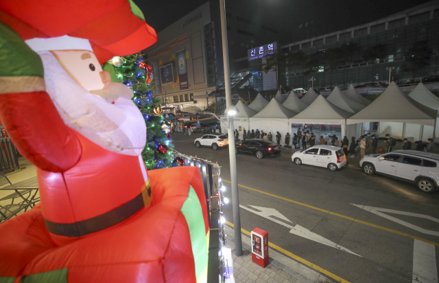9일 서울 서대문구 신촌기차역 공영주차장 임시선별검사소에서 시민들이 코로나19 검사를 받기 위해 줄을 서고 있다. 연합뉴스