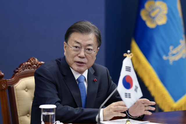 문재인 대통령이 9일 청와대 여민관 영상회의실에서 조 바이든 미국 대통령이 주재하는 