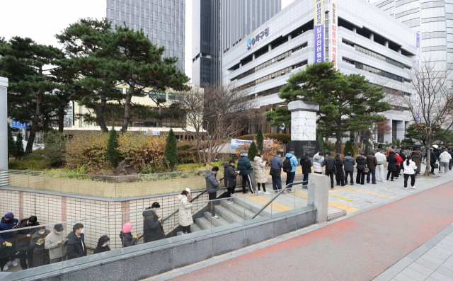 10일 오전 서울 송파구 송파보건소 신종 코로나바이러스 감염증(코로나19) 선별진료소 앞에 시민들이 검사를 받기 위해 줄을 서 있다. 연합뉴스