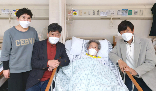 안동성소병원 인터벤션 영상의학과 김용주 교수로부터 강원도 정선에서 찾아온 팔순의 박모 할머니가 쓸개에서 돌을 제거하는 시술을 받고 회복하고 있다. 안동성소병월 제공
