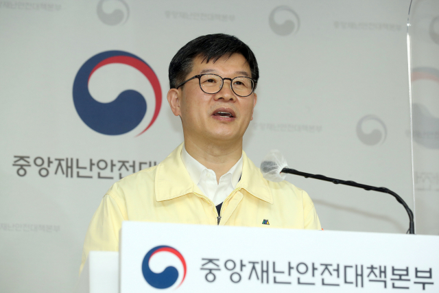 이기일 중앙재난안전대책본부(중대본) 제1통제관이 10일 오전 정부세종청사에서 코로나19 대응 비대면 정례브리핑을 하고 있다. [보건복지부 제공. 재판매 및 DB 금지] 연합뉴스
