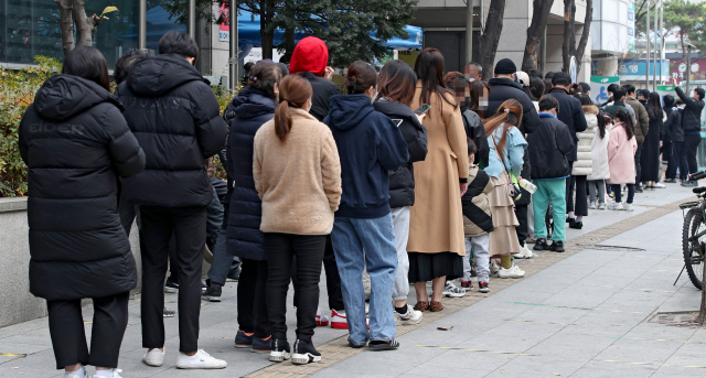 대구지역 신규 확진자가 163명 발생한 10일 오전 대구 북구보건소 코로나19 선별진료소에서 시민들이 PCR 검사를 받기 위해 차례를 기다리고 있다. 김영진 기자 kyjmaeil@imaeil.com