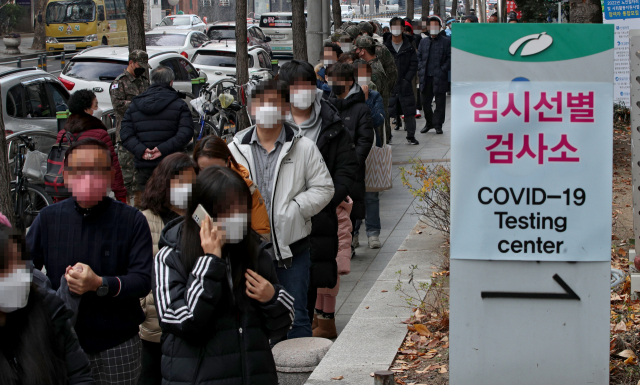 대구지역 신규 확진자가 163명 발생한 10일 오전 대구 북구보건소 코로나19 선별진료소에서 시민들이 PCR 검사를 받기 위해 차례를 기다리고 있다. 김영진 기자 kyjmaeil@imaeil.com