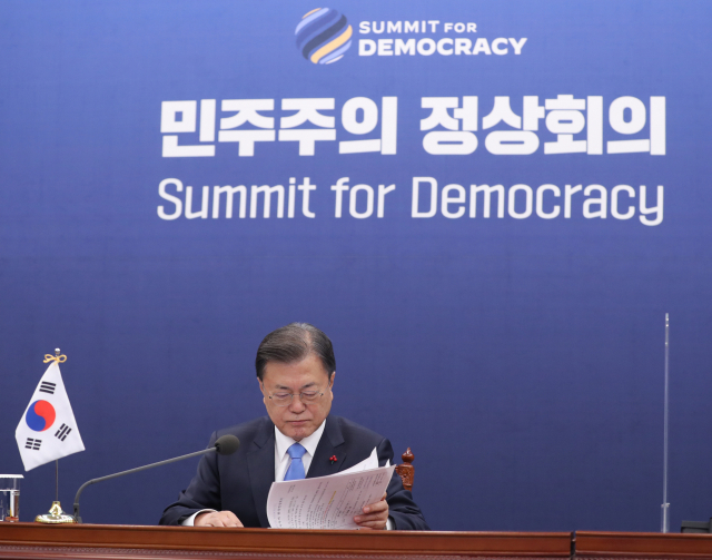 문재인 대통령이 9일 청와대 여민관 영상회의실에서 조 바이든 미국 대통령이 주재하는 