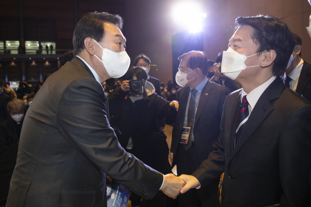 국민의힘 윤석열 대선후보와 국민의당 안철수 대선후보가 10일 서울 강남구 코엑스에서 열린 사회복지비전선포대회에서 인사하고 있다. 연합뉴스