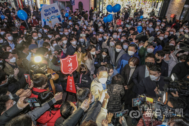 더불어민주당 이재명 대선후보가 10일 오후 대구 중구 동성로 찾아 시민들과 인사를 하고 있다. 안성완 기자 asw0727@imaeil.com