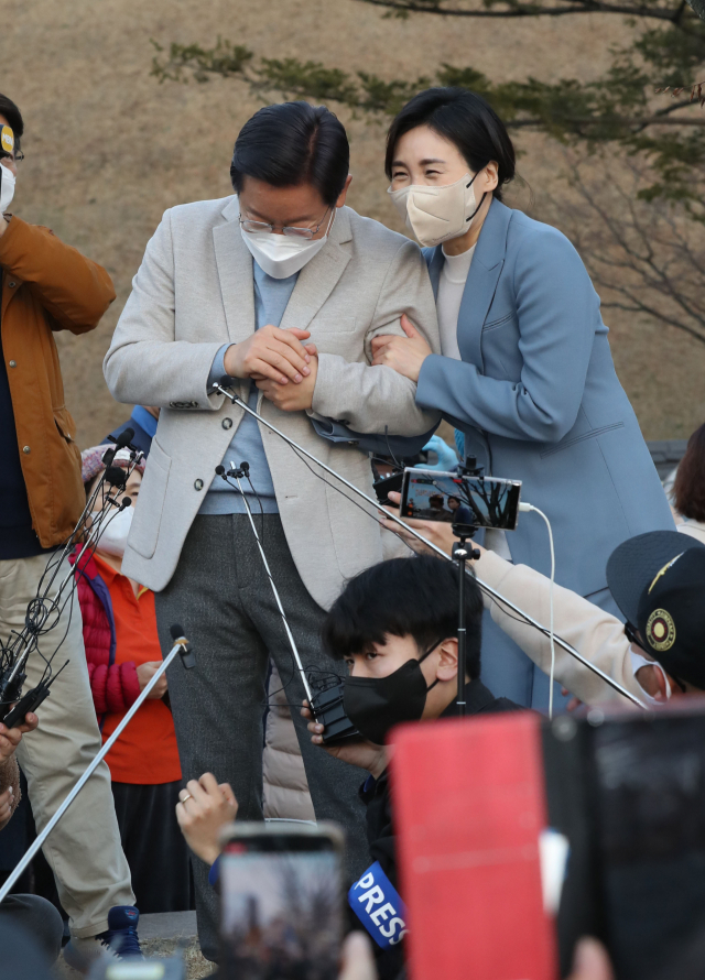 더불어민주당 이재명 대선후보가 10일 오후 여행객들이 즐겨 찾는 경북 경주시 황리단길에서 즉석연설을 하던 중 옆에 부인 김혜경 씨가 올라오자 기뻐하고 있다. 연합뉴스