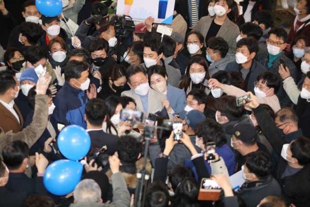 더불어민주당 이재명 대선 후보가 10일 오후 대구시 동성로를 찾아 거리를 걸으며 시민들과 기념촬영하고 있다. 연합뉴스