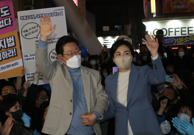 더불어민주당 이재명 대선 후보와 부인 김혜경 씨가 10일 오후 대구시 동성로를 찾아 연설에 앞서 시민들에게 인사하고 있다. 연합뉴스
