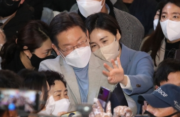 더불어민주당 이재명 대선 후보가 10일 오후 대구시 동성로를 찾아 거리를 걸으며 시민들과 기념촬영하고 있다. 연합뉴스