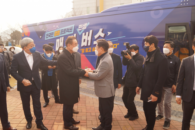 이재명 더불어민주당 대선후보가 장세용 구미시장과 악수를 하고 있다. 전병용 기자