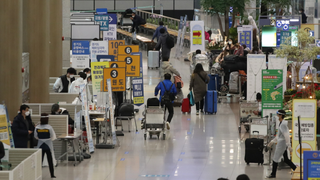 9일 영종도 인천국제공항 제1여객터미널 입국장의 해외 입국자들. 연합뉴스
