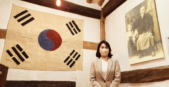 더불어민주당 이재명 대선 후보의 부인 김혜경 여사가 11일 안동 임청각을 찾아 사당에 참배하고 안동지역 여성 문화예술인들과 얘기를 나누는 시간을 가졌다. 엄재진 기자