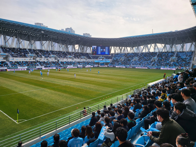 11일 DGB대구은행파크에서 열린 2021 하나은행 FA컵 결승 2차전. 대구FC 홈팬들이 열렬히 응원하고 있다. 김교성 기자