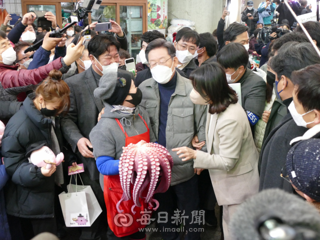 이재명 더불어민주당 대선 후보가 11일 경북 안동 중앙신시장을 방문해 상인과 이야기 하며 안동지역 특산물인 