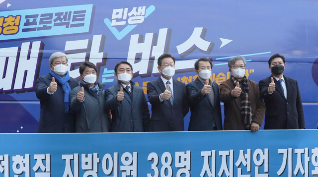 더불어민주당 이재명 대선 후보가 고향 안동을 찾은 11일 경북지역 무소속 전현직 지방의원들이 이재명 후보 지지선언에 나섰다. 안동뉴스 제공