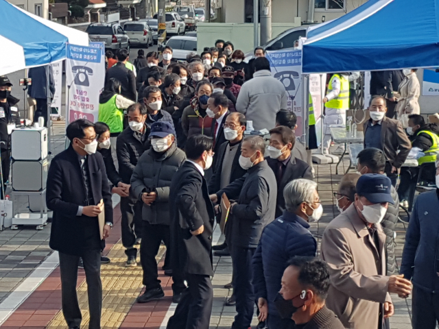 지난 11일 문경문화예술회관에서 열린 신현국 전 문경시장 출판기념회에서 책을 구입해 서명 하려는 행렬이 길게 이어지고 있다. 고도현 기자