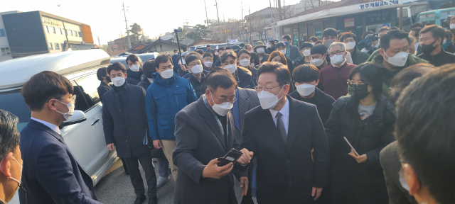 영주 제일교회에서 아침 예배를 마친 이재명 후보가 교회 밖으로 걸어 나가고 있다. 마경대 기자