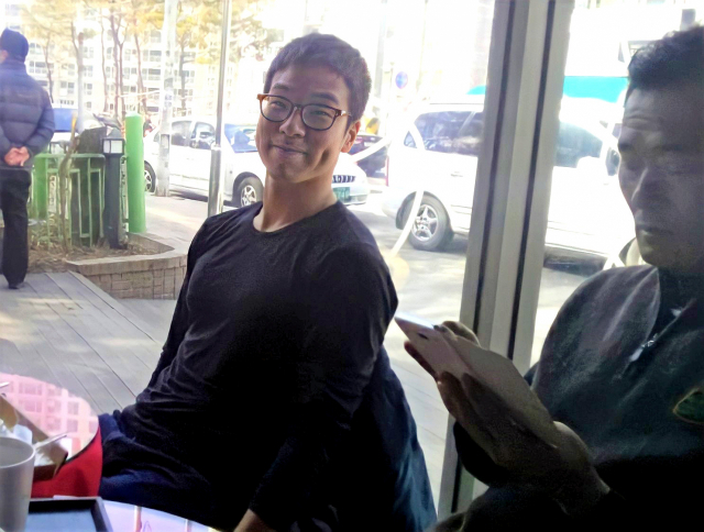 농구를 배우던 중 카페에 들린 이민욱(왼쪽) 씨와 선생님 백종구 씨. 독자제공.