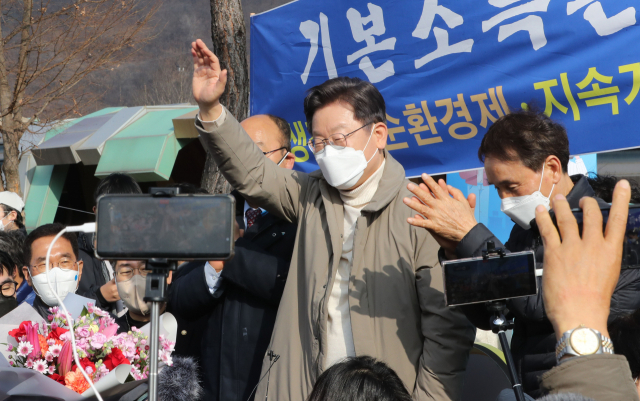 더불어민주당 이재명 대선 후보가 12일 경북 문경시 가은역을 찾아 꼬마열차에 탑승하기에 앞서 지지자들에게 인사하고 있다. 연합뉴스