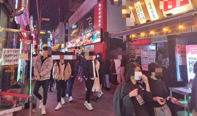 대구 중구 동성로 클럽골목에는 연말 분위기를 만끽하려는 젊은이들로 붐볐다. 매일신문DB