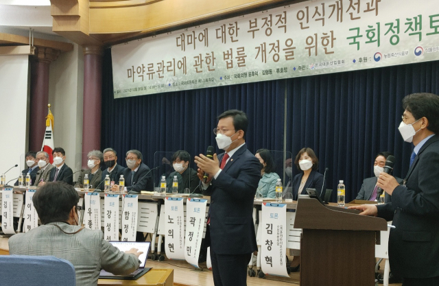 대마에 대한 부정적 인식 개선과 합법화 법률 개정을 위한 국회 토론회가 열렸다. 주최한 김형동 국회의원이 인사말을 통해 조속한 법률 개정에 나서겠다고 밝혔다. 대마산업협회 제공