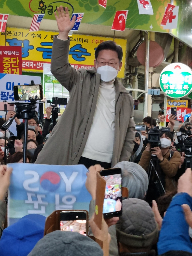 황금시장을 방문한 이재명 더불어민주당 대선후보가 지지를 호소하고 있다, 신현일 기자