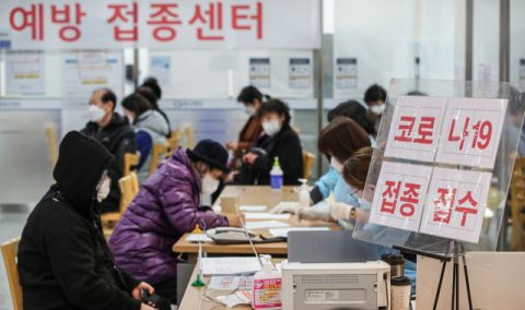 13일부터 부스터샷 순차 사전예약…추가접종 간격 '3개월'로 단축