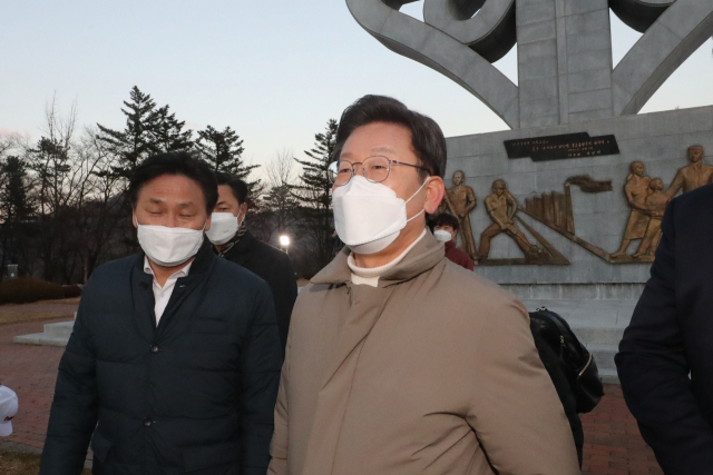 더불어민주당 이재명 대선 후보가 12일 경북 김천시 추풍령휴게소 경부고속도로 기념탑을 방문하고 있다. 추풍령휴게소는 대한민국 고속도로 제1호 휴게소로 기념탑은 경부고속도로 서울~부산 중간에 위치하며 박정희 정권의 성과로 기록되는 경부고속도로 건설사업의 상징이다. 연합뉴스