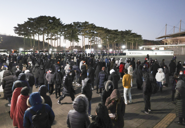 12일 오후 서울 마포구 월드컵공원 평화광장에 마련된 임시선별검사소 앞에서 시민들이 코로나19 검사를 받기 위해 대기해 있다. 연합뉴스