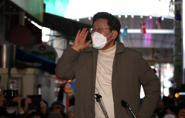 더불어민주당 이재명 대선 후보가 12일 조선시대 5대 시장으로 꼽히던 경북 김천시 김천 황금시장을 방문해 시민들에게 지지를 호소하고 있다. 연합뉴스