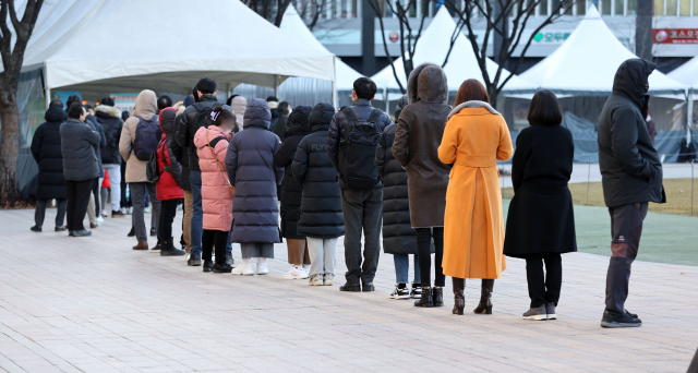 13일 오전 서울광장 신종 코로나바이러스 감염증(코로나19) 임시 선별검사소에서 검사를 받으려는 시민들이 줄을 서고 있다. 연합뉴스