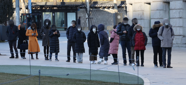 13일 오전 서울광장 코로나19 임시 선별검사소에서 검사를 받으려는 시민들이 줄을 서고 있다. 연합뉴스