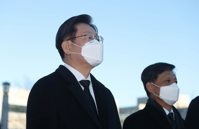 더불어민주당 이재명 대선 후보가 13일 경북 포항시 포스텍 내 노벨동산에 있는 박태준 명예회장의 동상을 찾아 고인을 추모하고 있다. 연합뉴스