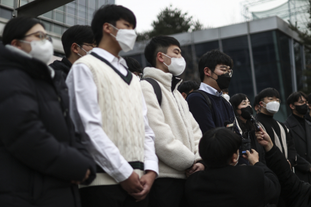 수능 생명과학Ⅱ 응시자 92명이 한국교육과정평가원을 상대로 제기한 정답 결정 처분 취소 소송의 첫 변론 기일이 열린 10일 오후 서초구 서울행정법원 앞에서 재판을 마친 수험생과 소송대리인이 기자회견을 하고 있다. 연합뉴스