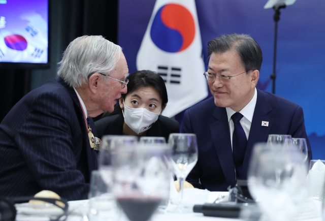 호주를 국빈 방문 중인 문재인 대통령이 13일 캔버라 시내 한 호텔에서 열린 한국전 참전용사 초청 만찬에서 이안 크로포드 예비역 제독과 대화하고 있다. 연합뉴스
