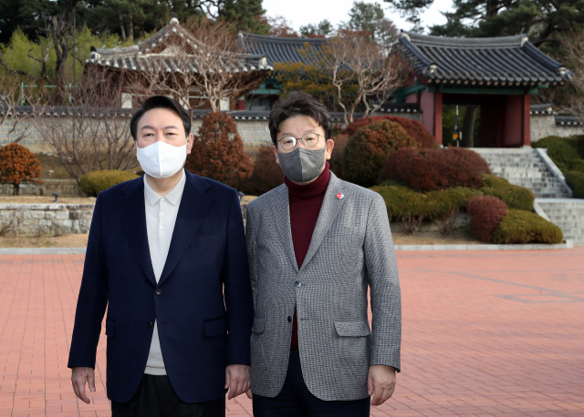 국민의힘 윤석열 대선 후보와 권성동 사무총장이 11일 오전 강원 강릉시 오죽헌에서 참배를 마친 뒤 기념사진을 찍고 있다. 연합뉴스