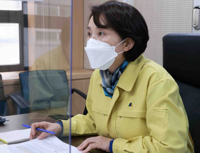 유은혜 부총리 겸 교육부 장관이 12일 보건복지부, 질병관리청이 참석한 가운데 열린 