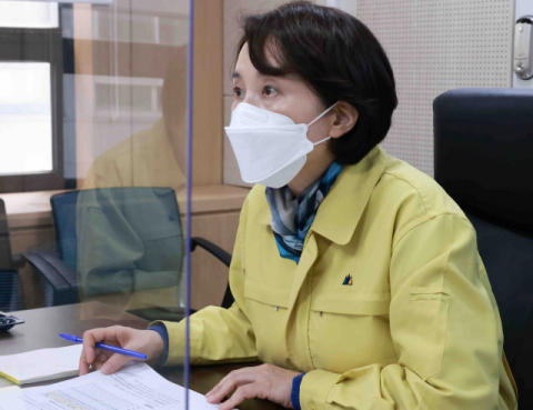 '접종 강요' 반발에 유은혜 