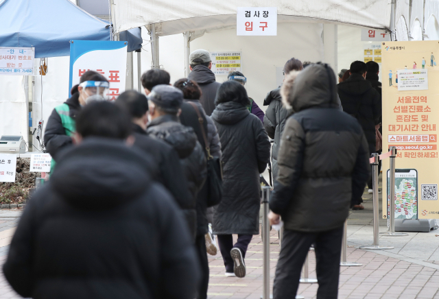 14일 오전 서울 구로역광장에 마련된 코로나19 임시선별 검사소를 찾은 시민들이 검사순서를 기다리고 있다. 연합뉴스