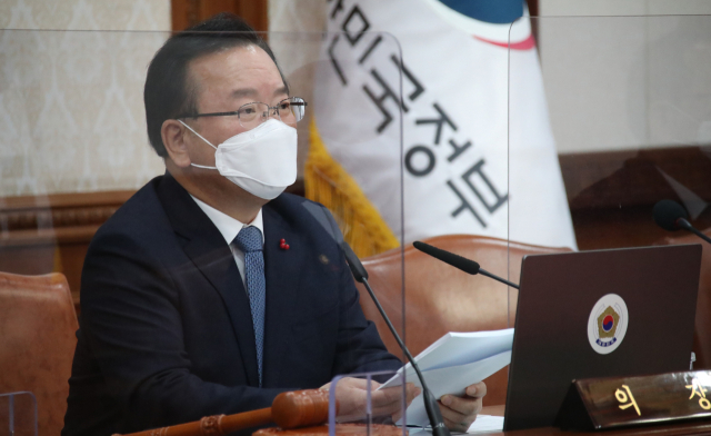 김부겸 국무총리가 14일 정부서울청사에서 열린 제54회 국무회의를 주재하고 있다. 연합뉴스