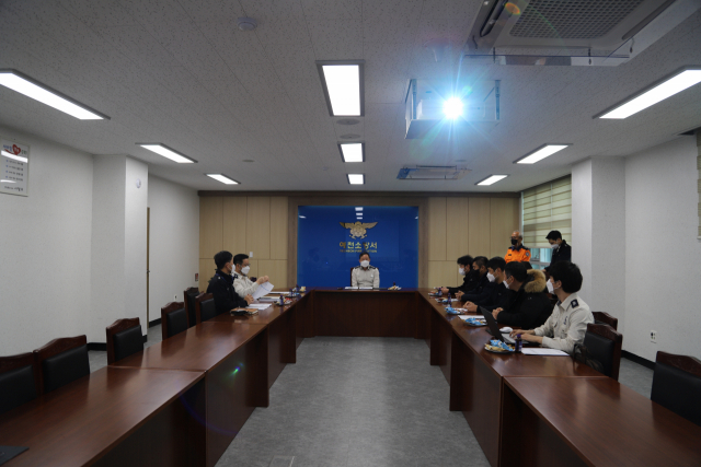 8일 임준형 예천소방서장 등 감염방지위원 9명이 예천소방서 2층 소회의실에서 감염방지위원회의를 하고 있다. 예천소방서 제공