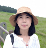 제5회 사랑모아독서대상 서평 공모전에서 대상을 받은 손인선 씨. 학이사 제공