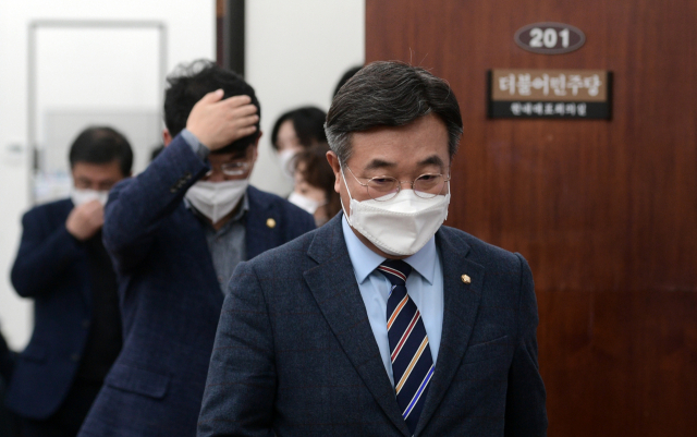 더불어민주당 윤호중 원내대표와 박완주 정책위의장이 14일 오전 국회에서 열린 원내대책회의에 참석하고 있다. 연합뉴스