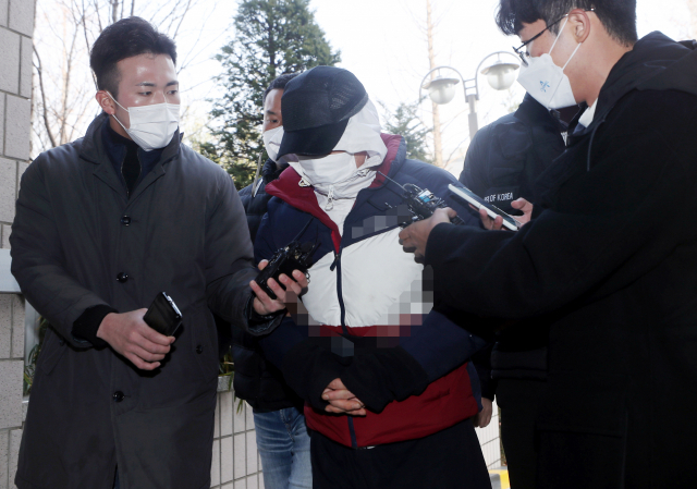 중년여성을 살해한 뒤 공범도 살해한 혐의를 받는 50대 A씨가 7일 오후 구속 전 피의자 심문(영장실질심사)을 받기 위해 인천시 미추홀구 인천지방법원으로 들어서고 있다. 연합뉴스