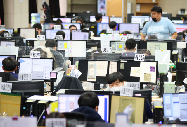 14일 오후 서울 중구 국립중앙의료원 코로나19 공동대응 상황실에서 수도권병상공동대응반 관계자들이 분주하게 업무를 보고 있다. 연합뉴스